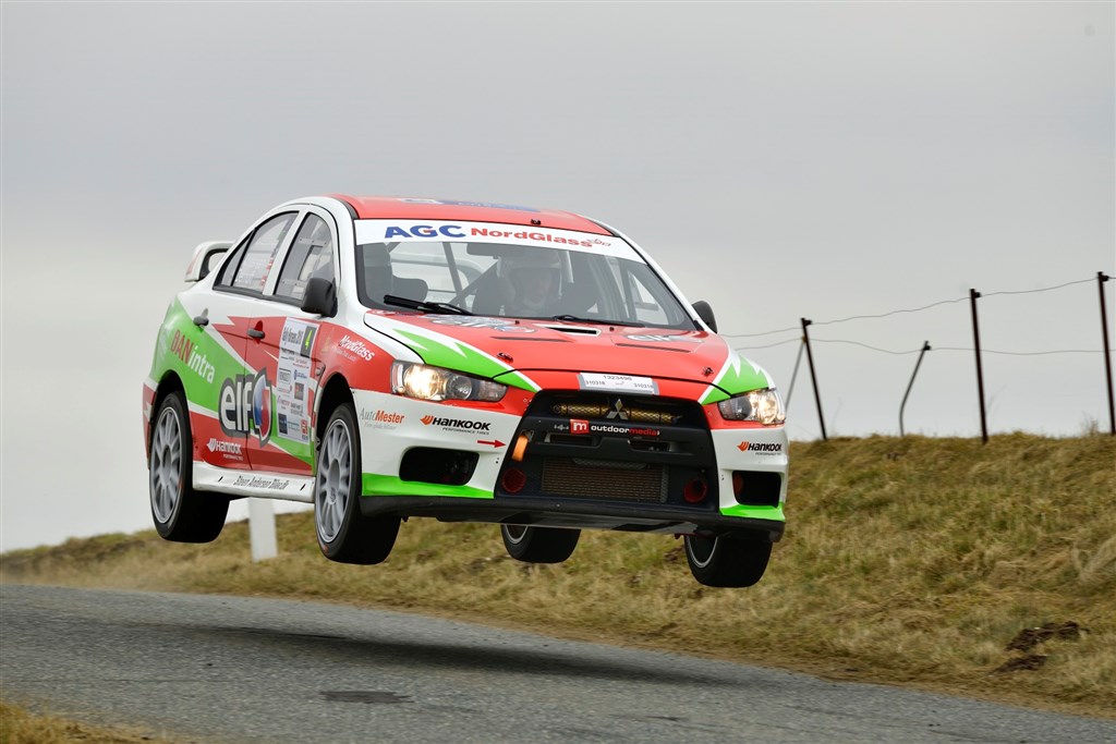 Steen Andersen og Henrik Dernoff var flyvende med deres Mitsubishi Lancer Evo X i starten af Horsens Rally, men måtte trække sig med en beskadiget bagaksel.
(Foto: Michael Eisenberg)